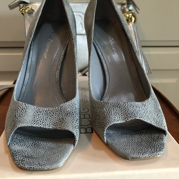 NWT-8.5 BCBGeneration GraySilver Leather Peep Toe - Picture 2 of 8